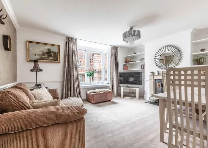 Windsor Town Centre Victorian Townhouse Sleeps 6