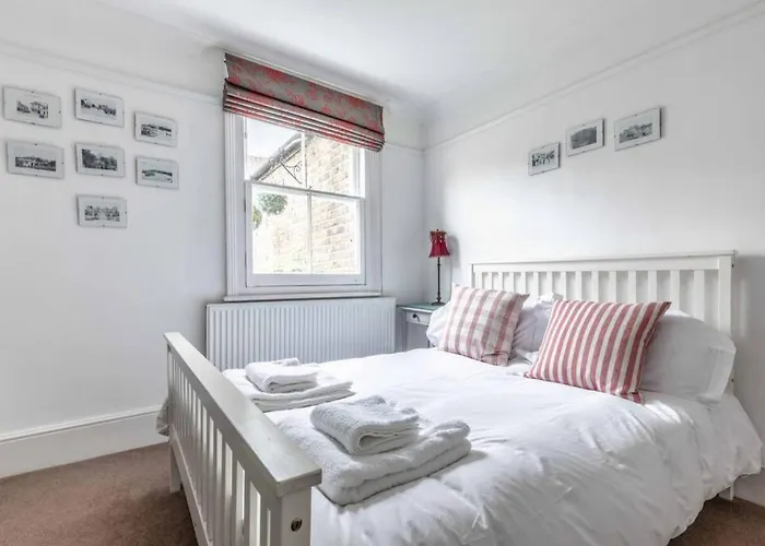 Windsor Town Centre Victorian Townhouse Sleeps 6